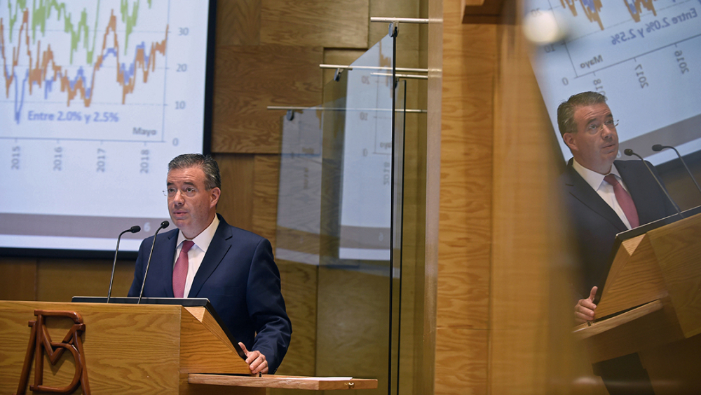 Alejandro Diaz de Leon, the governor of the Bank of Mexico, delivers a quarterly inflation report in Mexico City, on May 30, 2018. / AFP PHOTO / ALFREDO ESTRELLA - TO GO WITH AFP STORY BY Yussel GONZALEZ