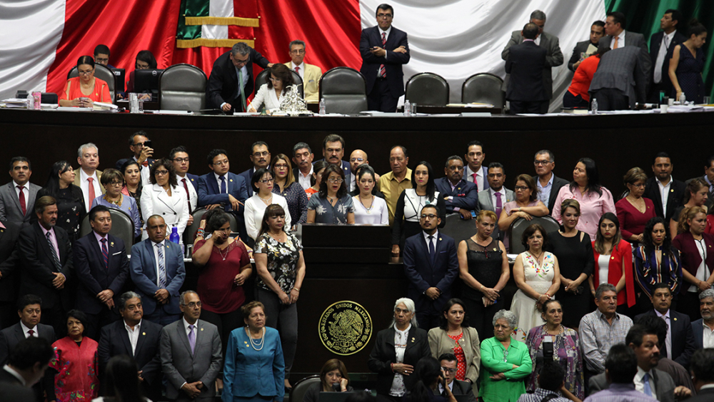 24042019.Adela pi�a bernal  presidenta de la comision de educaci�n acompa�ada por e� grupo parlamentario de morena realizan su posicionamiento axerca de la reforma educativa. Foto Rosario Servin