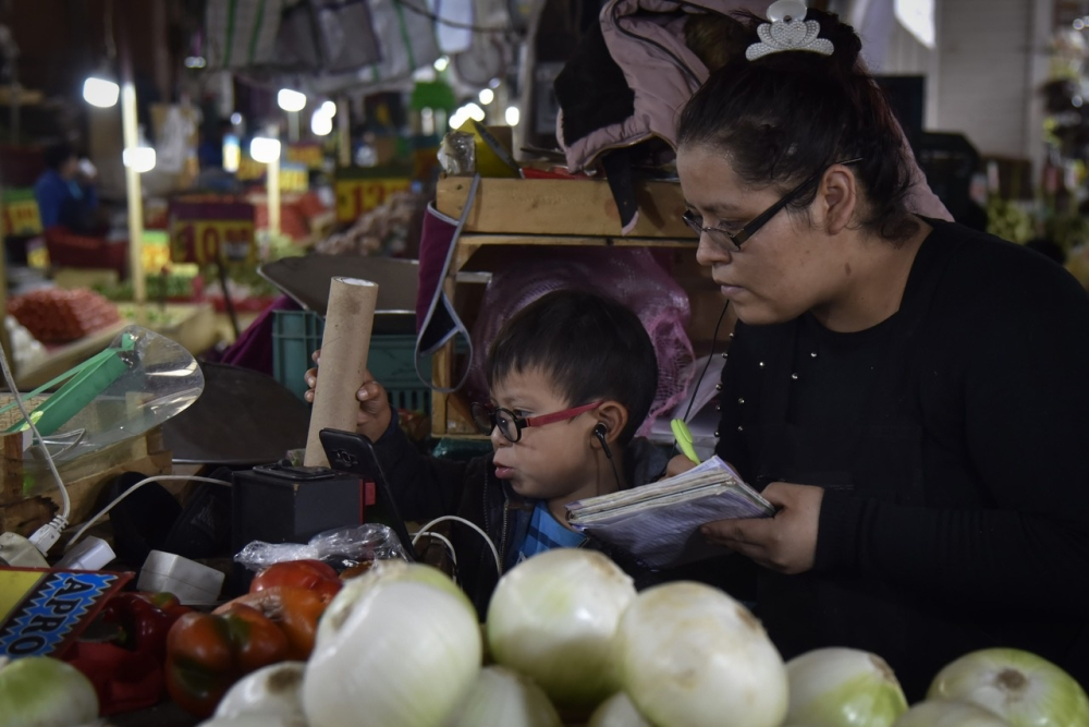 Si bien las niñas obtuvieron mejores resultados en términos de capital humano que los niños, su tasa de empleo fue 20 puntos porcentuales más baja que la de los hombres, con brechas más amplias en muchos países y regiones del mundo. Foto: Cuartoscuro