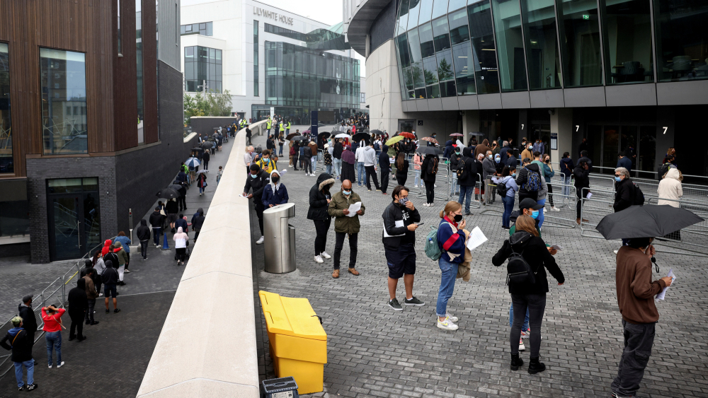 Durante el fin de semana se han llevado a cabo eventos de vacunación masiva contra Covid-19 en todo Londres mientras el gobierno intenta acelerar su ya avanzado programa para limitar el impacto de la variante Delta. Foto: Reuters