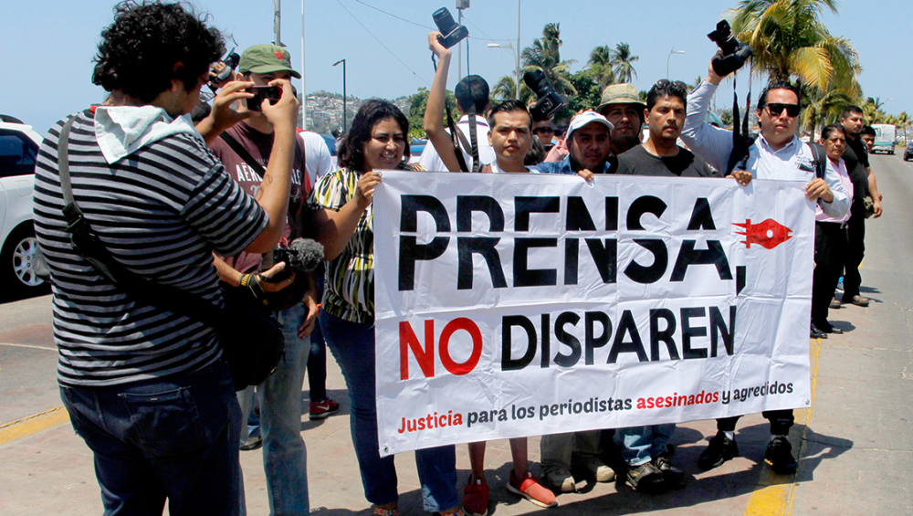 ACAPULCO, GUERRERO, 30MAYO2018.- Reporteros de diferentes medios de Acapulco, se manifestaron por una hora en la costera para exigir justicia por el asesinato del corresponsal del Excélsior en Tamaulipas el periodista Héctor González Antonio, asesinado el día de ayer, y por el caso del periodista corresponsal del periódico El Sur en Chilapa, Guerrero, Luis Daniel Nava , quien fuera privado de su libertad y golpeado.FOTO: CARLOS CARBAJAL /CUARTOSCURO.COM