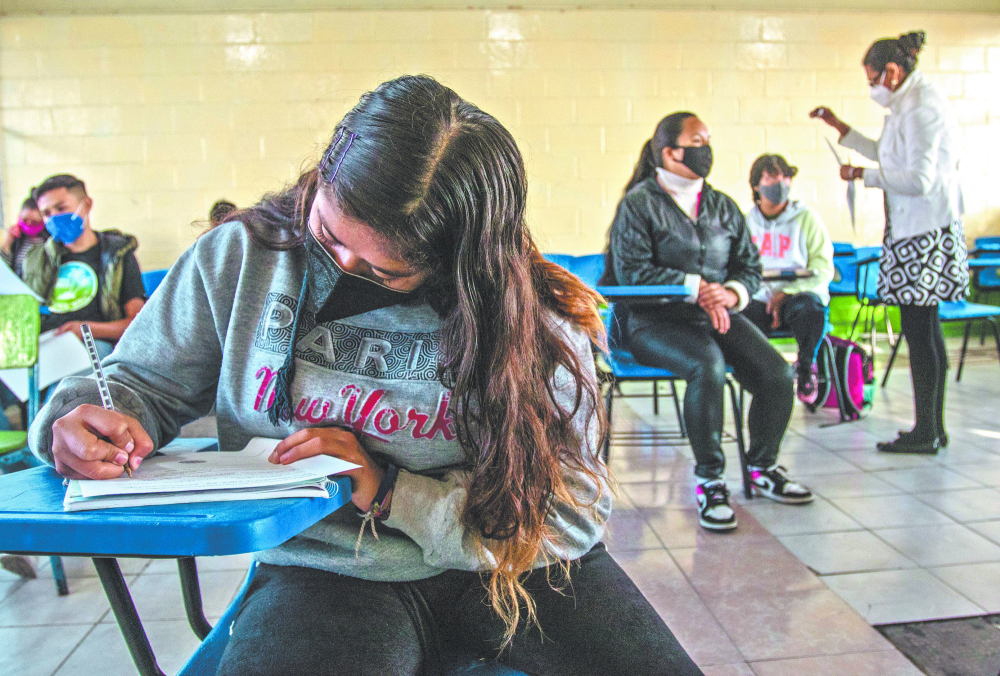 CIUDAD DE M…XICO, 07JUNIO2021.- La escuela Secundaria Teodoro Flores ubicada en la alcaldÌa Iztapalapa se uniÛ a las escuelas que regresaron a clases de manera  presencial en la Ciudad despuÈs de 14 meses de actividades a distancia. A las 08:00 horas 45 alumnos de los 70 citados llegaron con sus padres de familia para ser distribuidos en los salones y recibe asesorÌas  que tienen el fin de contar con elementos para evaluar a los estudiantes. Los estados que se unieron al regreso a clase son Ciudad de MÈxico, Aguascalientes, Sonora†y†San Luis PotosÌ, otros se ir·n reincorporando las prÛximas semanas. Si bien el regreso a clases presenciales se ha retomado de forma escalonada en el paÌs, de acuerdo al calendario que la SecretarÌa de EducaciÛn P˙blica (SEP) publicado en agosto de 2020 en el Diario Oficial de la FederaciÛn, este ciclo escolar concluir· el 9 de julio de 2021.FOTO: ANDREA MURCIA / CUARTOSCURO.COM