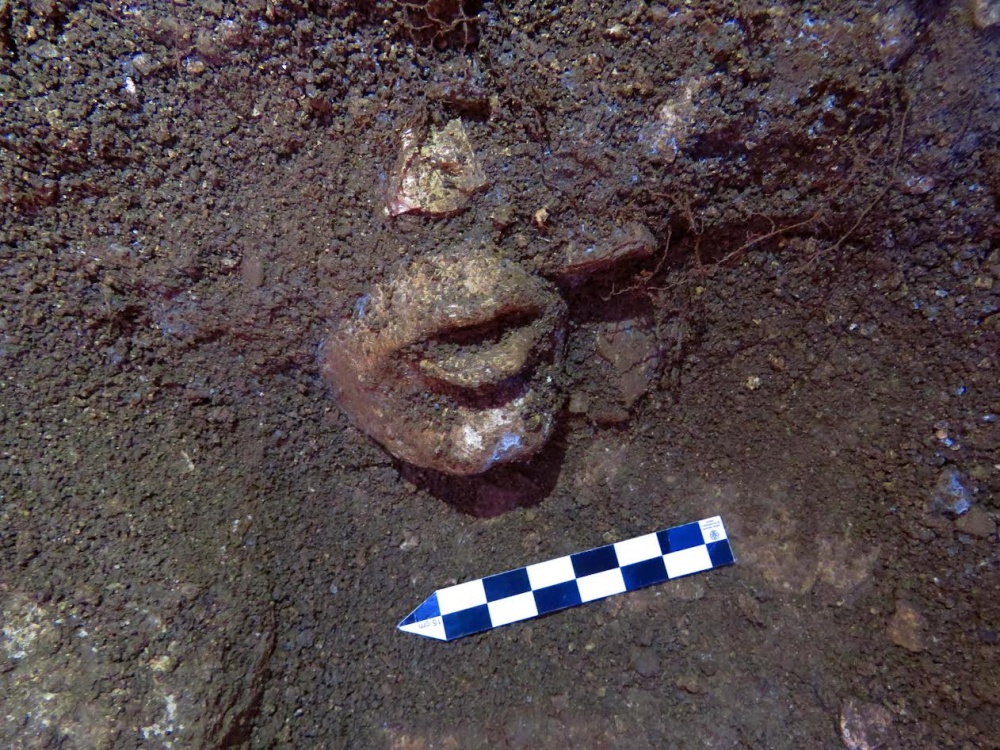 Formado por tres paredes y bajo una capa de tierra suelta emergieron la nariz y la boca semiabierta de la divinidad. Foto: INAH