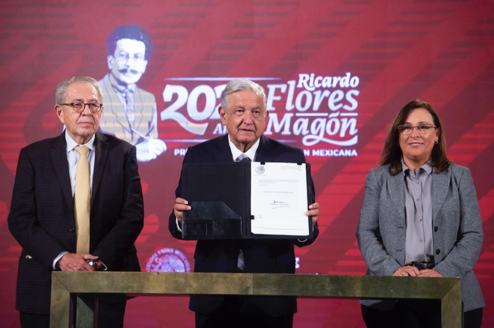 El presidente Andrés Manuel López Obrador firmó con el secretarios de Salud, Jorge Alcocer, y, Energía, Rocío Nahle, la iniciativa para eliminar el horario de verano en la conferencia del martes 05 de julio de 2022. Foto: Presidencia de la República