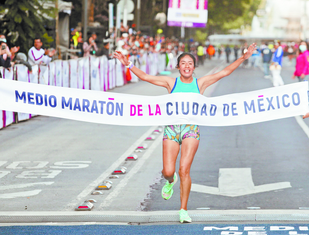 Triunfo. Mayra Sánchez de 31 años registró un tiempo de 1:17:23 y se impuso a la keniana Leah Jebiwot Kigen (1:18:37). Foto EE: Eric Lugo