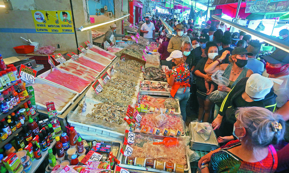 GUADALAJARA, JALISCO, 01ABRIL2021.- Pese a que todavía existen los riesgos de contraer el Covid-19, este jueves santo el Mercado del Mar de Guadalajara lucio abarrotado de personas que acudieron para realizar compras de productos de cuaresma.FOTO: FERNANDO CARRANZA GARCIA / CUARTOSCURO.COM