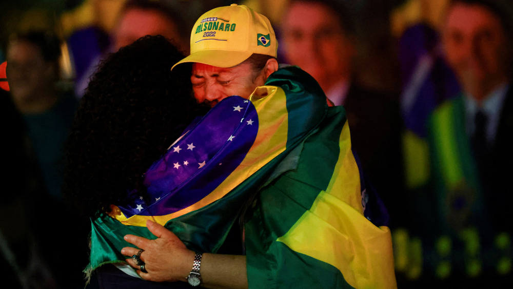 Partidarios del presidente brasileño Jair Bolsonaro reaccionan después del cierre de las urnas en las elecciones presidenciales del país, Brasilia, Brasil. Foto: Reuters