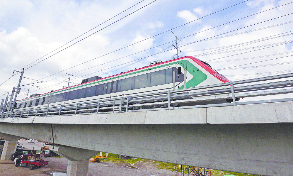 TOLUCA, ESTADO DE MEXICO, 01OCTUBRE2018.- Este dia se llevaron a cabo pruebas del Tren Interurbano Mexico-Toluca, saliendo del patio de servicio y pasando por dos  estaciones, hasta llegar a la tercera, ubicada en la avenida Tecnologico. FOTO: ARTEMIO GUERRA BAZ /CUARTOSCURO.COM