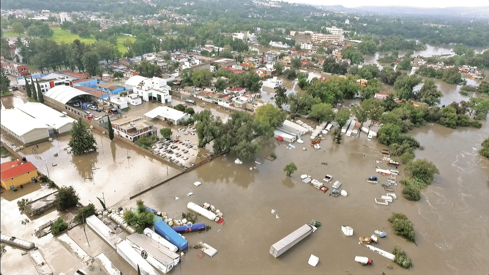 TULA, HIDALGO, 07SEPTIEMBRE2021.- Varias colonias permanecen inundadas tras las inundaciones provocadas por el desbordamiento del RÌo Tula provocado por las intensas lluvias que se vivieron el dÌa de ayer, como saldo de este desastre hubo 17 pacientes muertos en un hospital del IMSS, al momento hay muchas personas que permanecen en sus casas sin poder salir debido al alto nivel del agua.FOTO: JUAN DONOJ⁄/CUARTOSCURO.COM