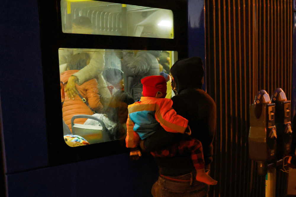 Migrants, mostly from Venezuela, during a day of low temperatures, in El Paso