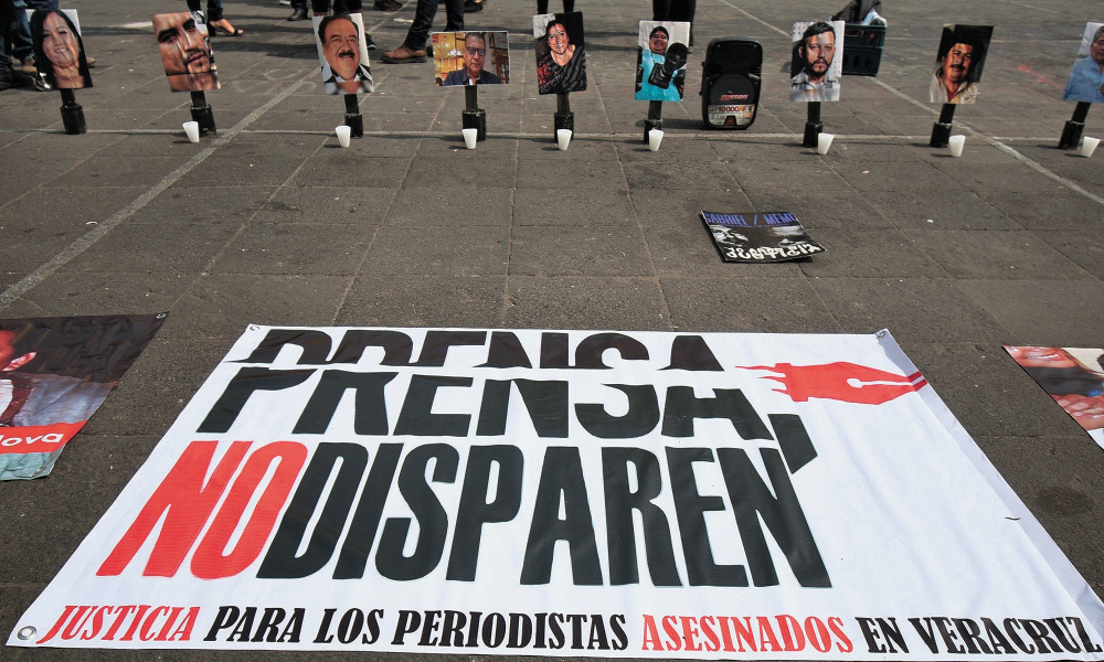 XALAPA, VERACRUZ, 03MAYO2022.- Familiares y amigos de periodistas asesinados en Veracruz colocaron fotografÌas y veladoras en plaza Lerdo como manifestaciÛn pues han pasado 10 aÒos sin justicia.FOTO: YERANIA ROL”N/CUARTOSCURO.COM