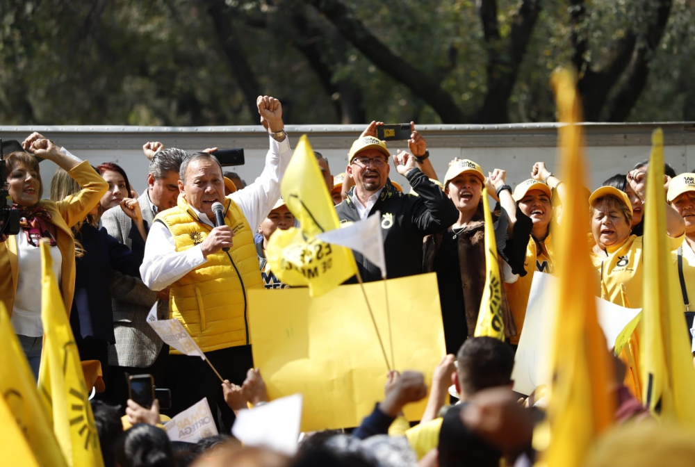 El dirigente nacional del PRD, Jesús Zambrano, durante el registro del diputado local Omar Ortega como precandidato del PRD a la gubernatura del Estado de México. Foto: Especial