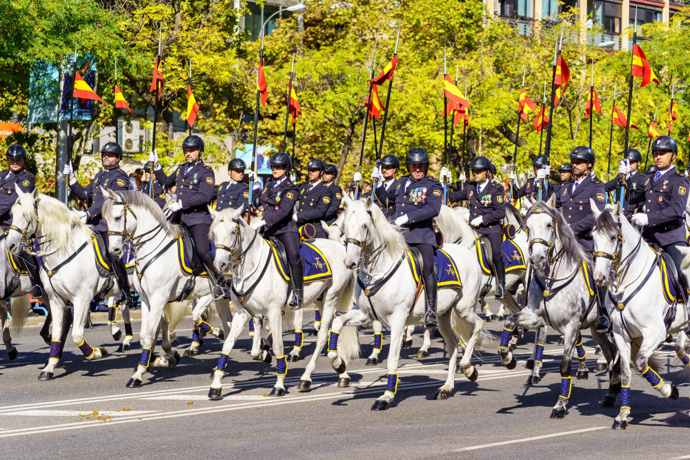 Miembros del Cuerpo Nacional de Policía a caballo durante el desfile del 12 de octubre de 2023 en Madrid. Foto: Shutterstock.