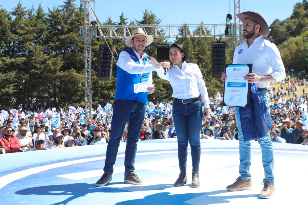 En Huixquilucan, Alejandra del Moral convocó a la fuerza del llamado corredor azul para obtener el triunfo el 4 de junio. Foto EE: Cortesía Twitter @MarkoCortes