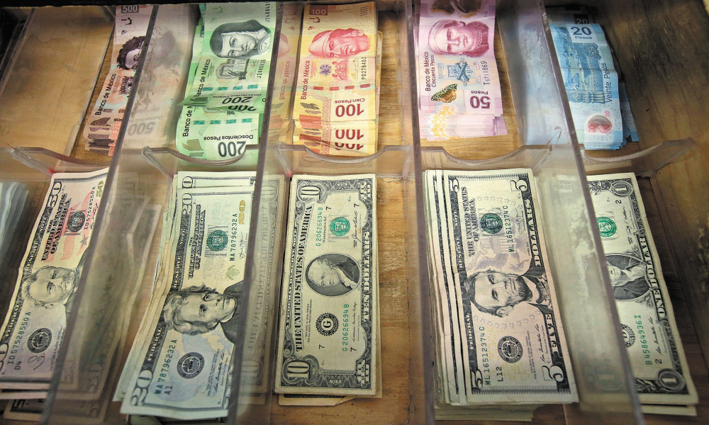 Mexican Peso and U.S. Dollars banknotes are pictured at a currency exchange shop in Ciudad Juarez, Mexico January 15, 2018. REUTERS/Jose Luis Gonzalez