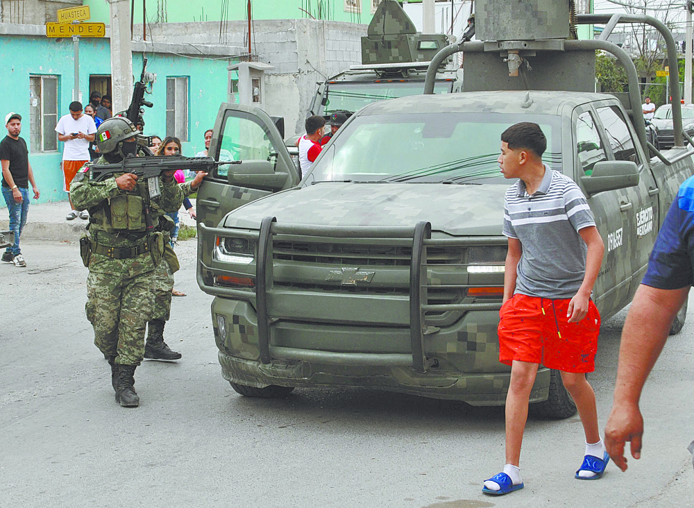 Militares regresaron el pasado domingo por la tarde para llevarse una camioneta tras lo cual se enfrentaron con vecinos. Foto: Reuters