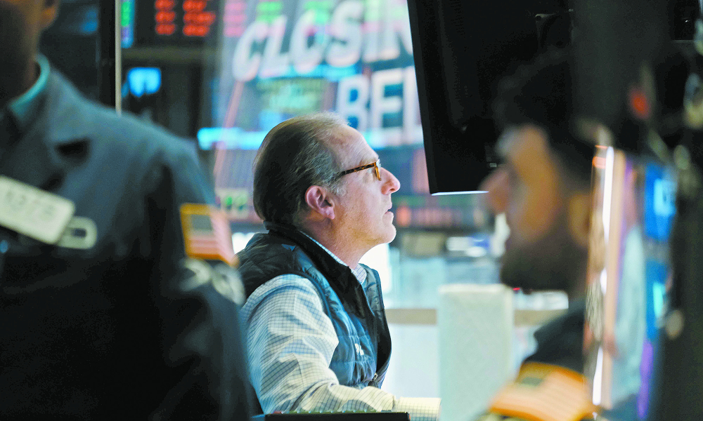 NEW YORK, NEW YORK - SEPTEMBER 16: Traders work on the floor of the New York Stock Exchange (NYSE) on September 16, 2022 in New York City. The Dow Jones Industrial Average fell again on Friday as economic concerns over inflation and global corporate profits of transport companies fall.   Spencer Platt/Getty Images/AFP