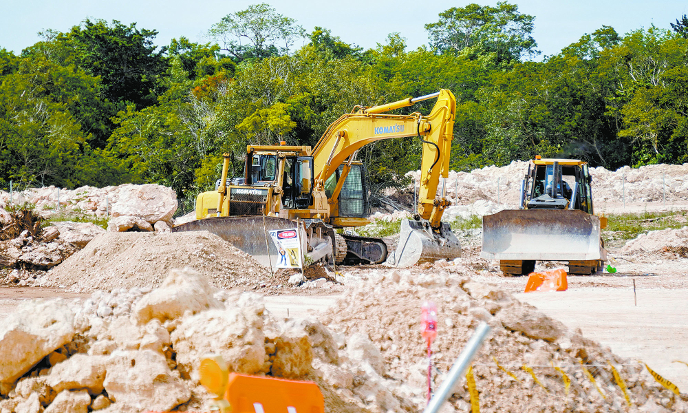 CANC⁄N, QUINTANA ROO, 11OCTUBRE2022.- Empleados de la obra del Tren Maya en la entidad contin˙an levantando estructuras de lo que ser· una de las estaciones, justo detr·s del Aeropuerto Internacional de Canc˙n. El banderazo de inicio de obra del tramo 5, se llevÛ a cabo en marzo de 2021, siendo apenas este aÒo cu·ndo se iniciÛ con el desmonte y posterior levantamiento de andamios.Se espera que la mega obra sea puesta en operaciÛn en 2024 a antes que culmine el mandato del presidente AndrÈs Manuel LÛpez Obrador. FOTO: ELIZABETH RUIZ/CUARTOSCURO.COM