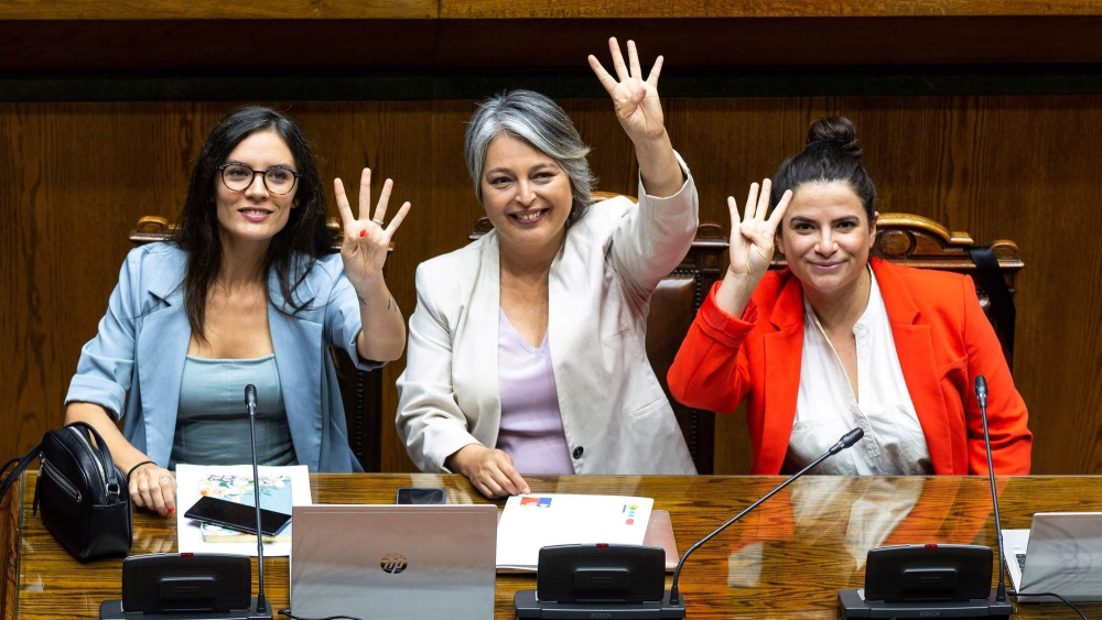 Las ministra Camila Vallejo, una de las autoras de la reforma, junto a las ministras del Trabajo, Jeannette Jara, y de la Mujer, Antonia Orellana, en la discusión del proyecto. Foto: Especial