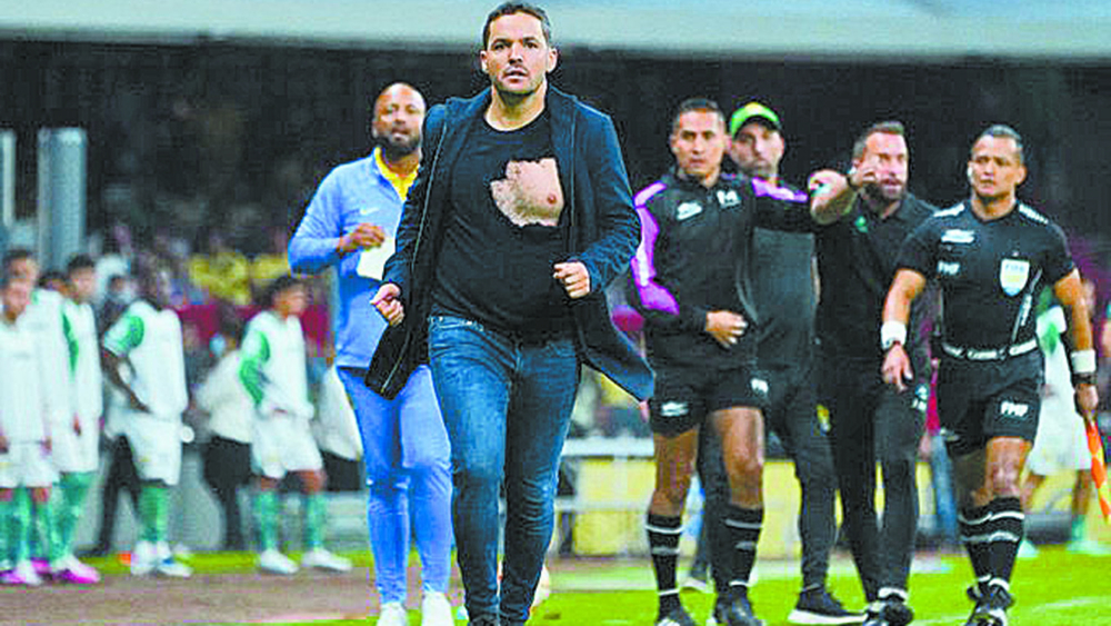 Liga MX: múltiples gritos homofóbicos, un árbitro dando un rodillazo y, ahora, hasta entrenadores con playeras rotas