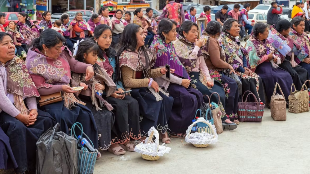 Mujeres mayas tzeltales asisten a una celebración nupcial multitudinaria en Zinacantán. Foto: Shutterstock