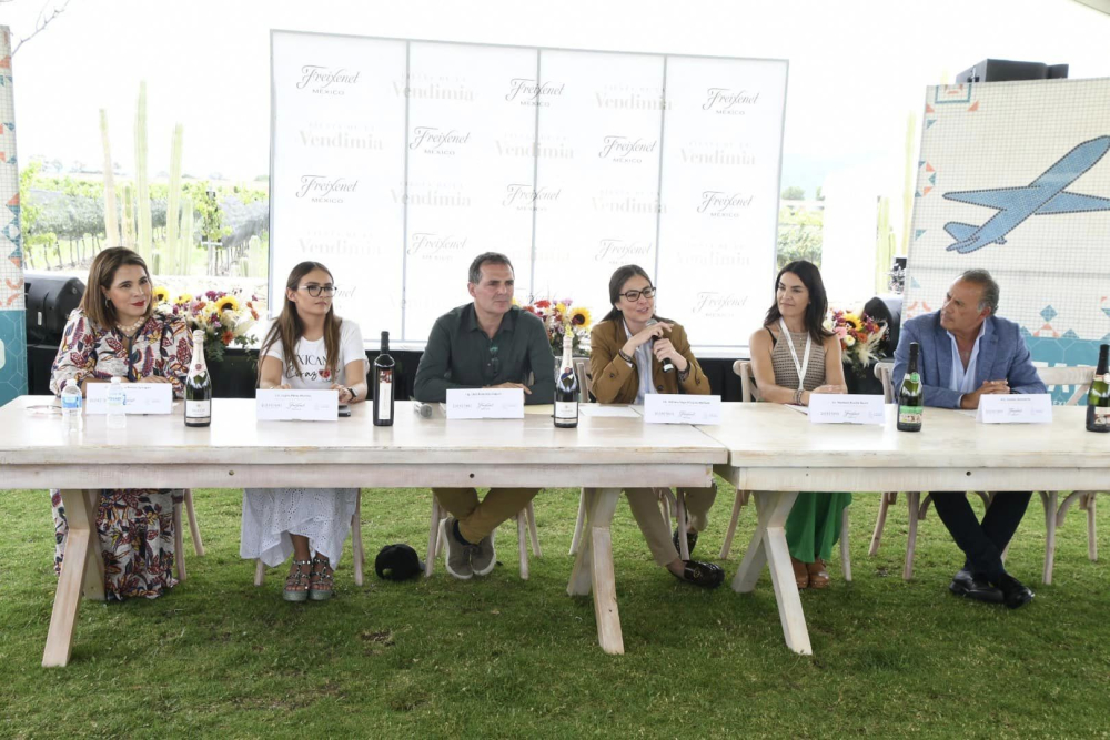 En el evento inaugural se contó con la presencia de la presidenta municipal de Ezequiel Montes, Guadalupe Pérez Montes; el presidente del Clúster de Vitivinicultores de Querétaro, Eusebio Goyeneche; la directora de marketing de Freixenet de México, Meritxell Ricarte; la diputada federal, Paulina Aguado Romero; la secretaria de Cultura del estado, Marcela Herbert Pesquera; así como de la diputada local, Leticia Rubio Montes, entre otras personalidades.