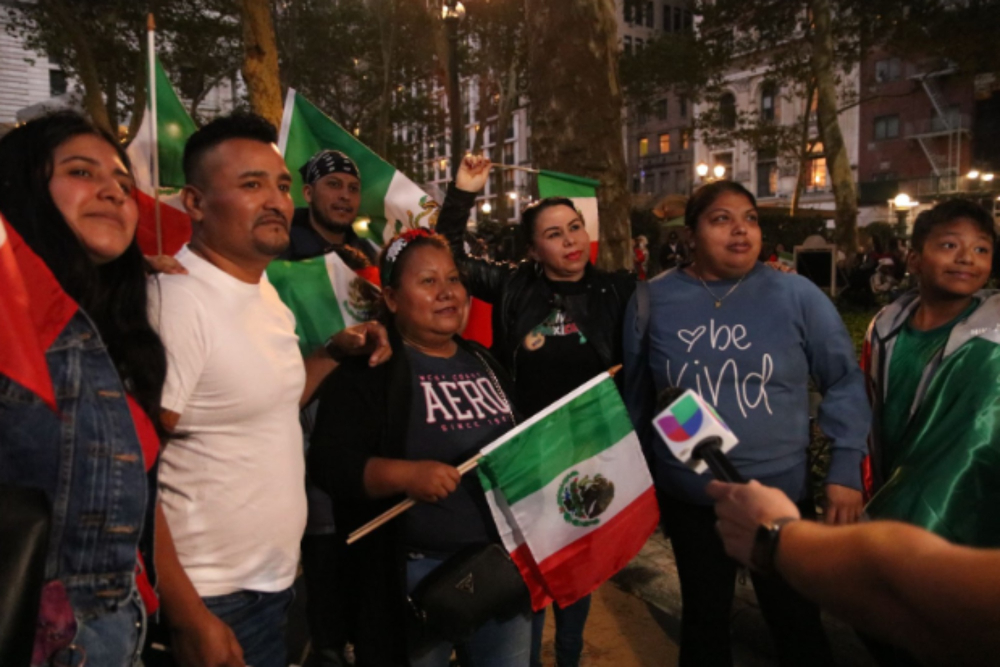 Mexicanos en El Grito de Independencia Bryant Park en Nueva York. Foto: Gigi Schweitzer