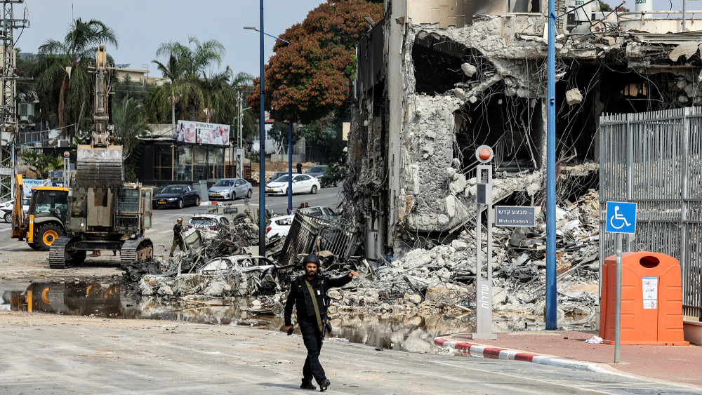 Un miembro de la seguridad de Israel pasa junto a una comisaría de policía que fue escenario de una batalla tras una infiltración masiva de hombres armados de Hamás desde la Franja de Gaza, en Sderot, en el sur de Israel. Foto: Reuters