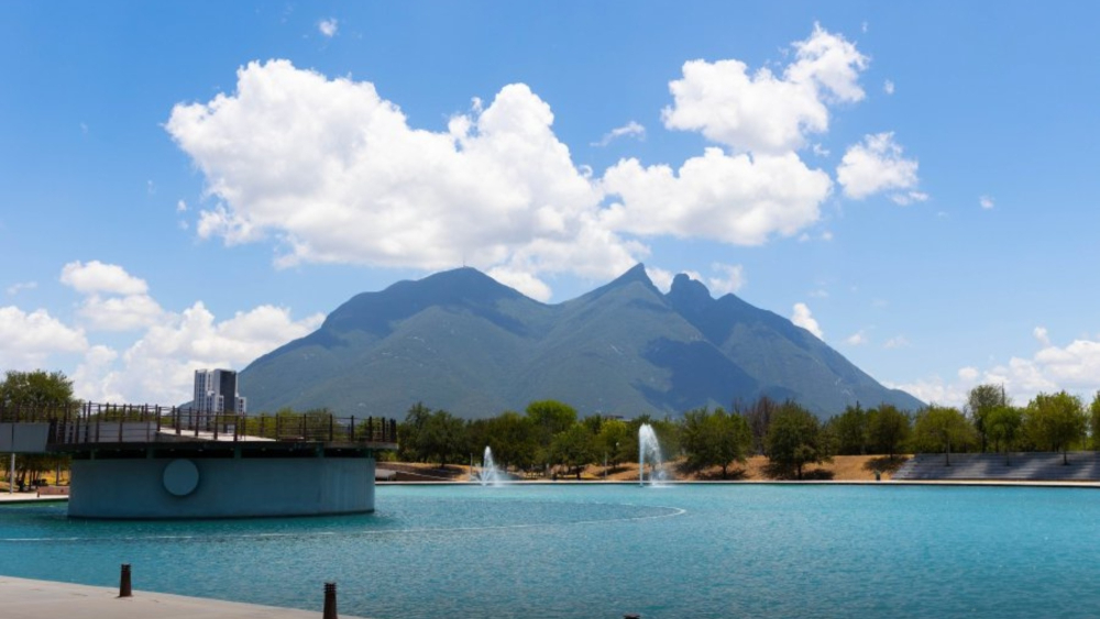 Vista del Cerro de la Silla, desde Paseo Santa Lucía. Foto EE: Cortesía Gobierno Nuevo León.