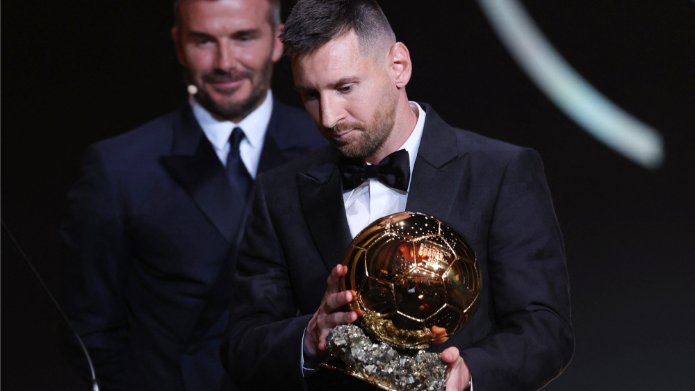 Lionel Messi del Inter Miami después de recibir el Balón de Oro masculino de manos del copropietario David Beckham. Foto: Reuters