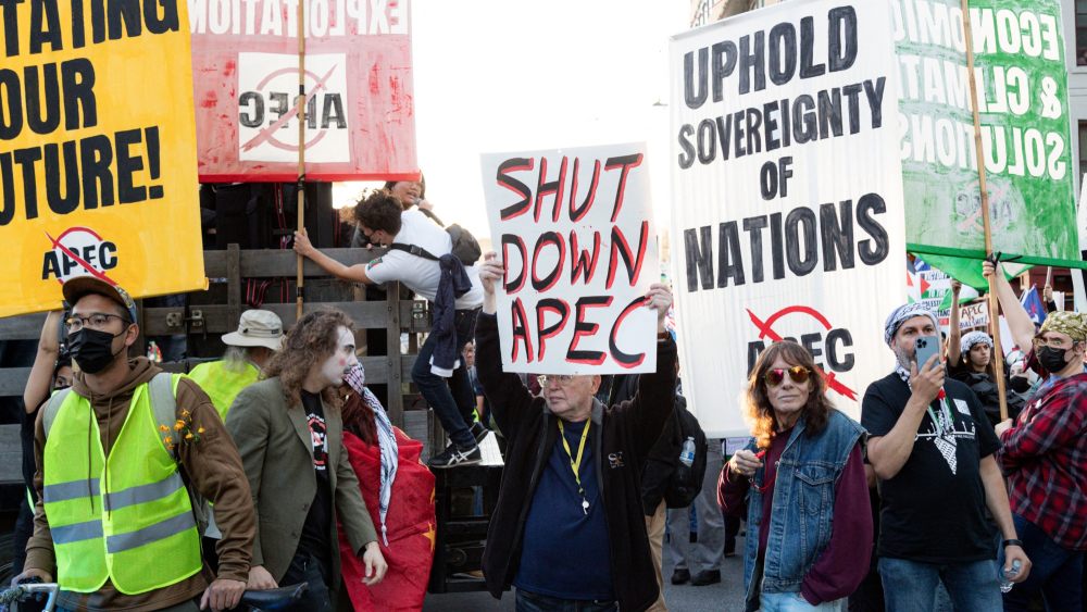 Las acciones de protesta en contra de la APEC, también atrajeron a personas en defensa de la causa palestina. Foto: AFP