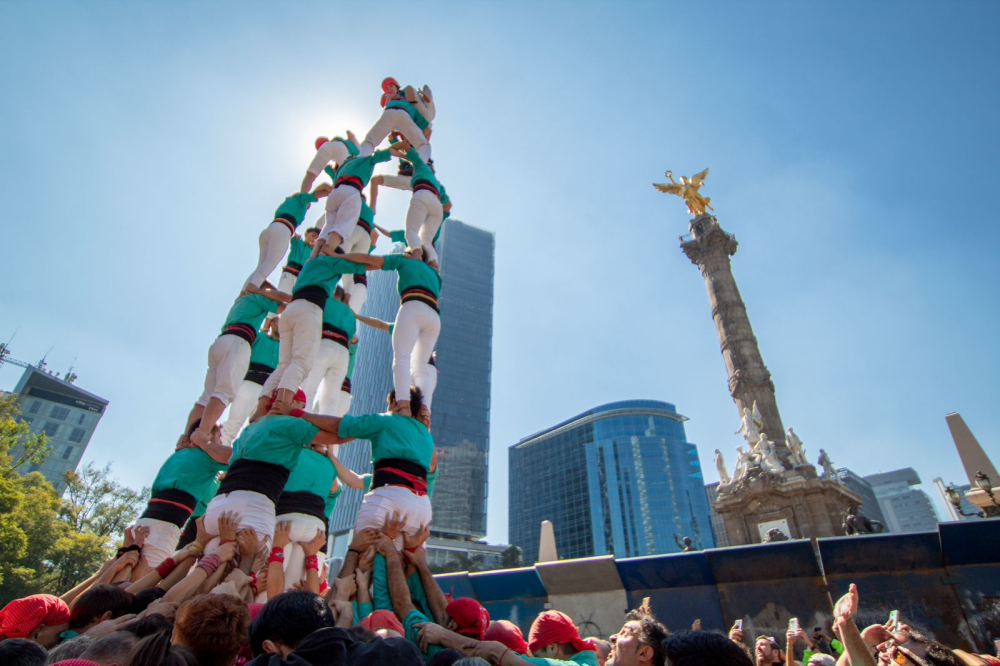  Castellers de Vilafranca frente al Ángel de la Independencia. Foto: cortesía