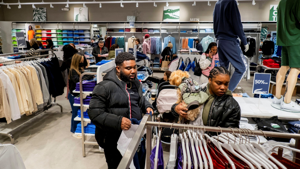 Los compradores del Black Friday eligen ropa en una tienda Lacoste mientras los minoristas compiten para atraer compradores e intentan mantener los márgenes el Black Friday. Foto: Reuters.