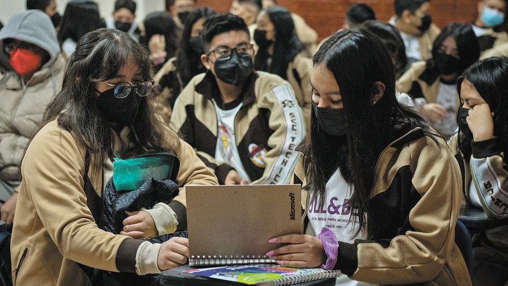 De manera nacional miles de alumnos regresar a clases presenciales hoy. En la Secundaria T�cnica No.14 �Cinco de Mayoi ingresaron al menos 700 j�venes desde temprana hora.