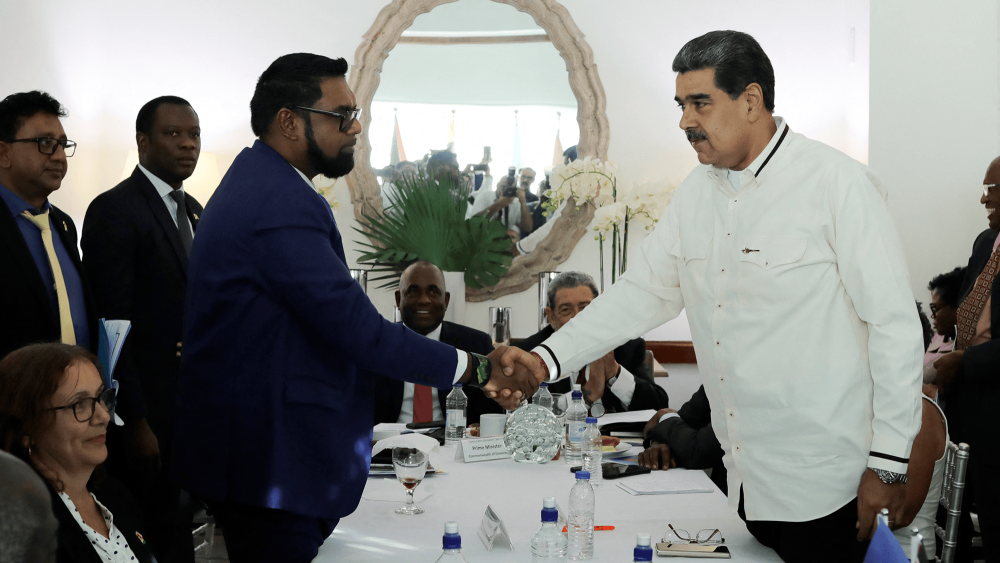 El presidente de Guyana, Irfaan Ali se reunió con su homólogo venezolano, Nicolás Maduro. Foto: AFP