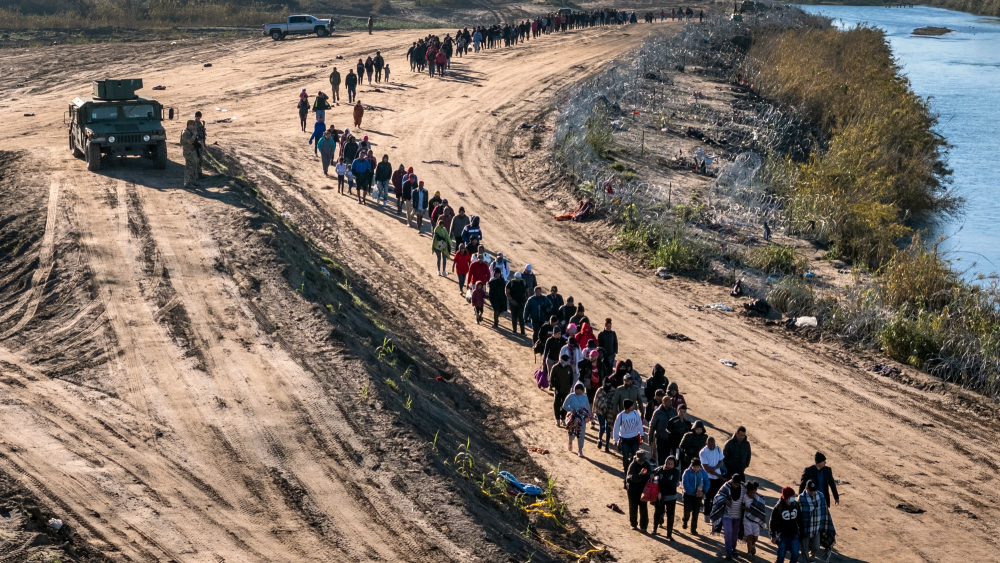 Un grupo de más de 1,000 inmigrantes camina hacia un centro de procesamiento de campo de la Patrulla Fronteriza de EU, después de cruzar el Río Grande desde México. Foto: AFP.