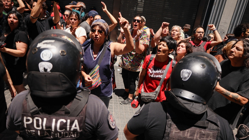 Policías montan guardia durante una protesta realizada por trabajadores estatales contra la política de ajuste de Javier Milei. Foto: Reuters.