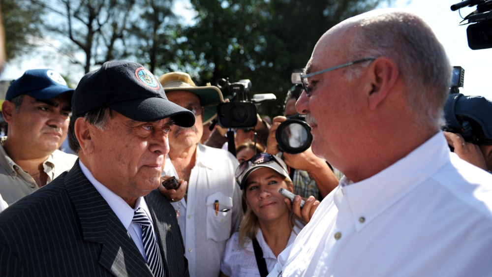 El ex Presidente de El Salvador, Alfredo Cristiani (camisa blanca), y el coronel del ejército, Sigifredo Ochoa Pérez. Foto: AFP.