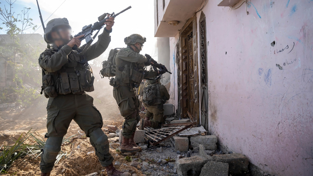 Soldados israelíes patrullan las calles de Gaza. Foto: AFP.