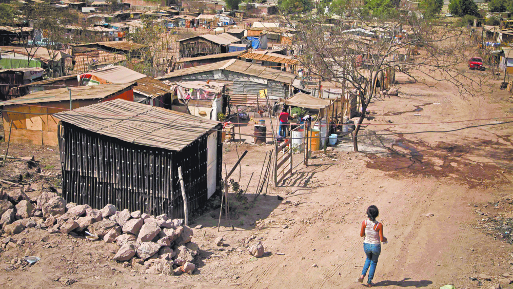 CULIACAN, SINALOA, 07MARZO2013: Alrededor  de 300 familias de la Colonia ampliacion 5 de febrero piden la oportunidad de comprar los terrenos que han ocupado desde hace ya varios meses. Las condiciones son precarias, casas echas de laminas de carton y madera sin servicios basicos que se ha convertido en su vivienda. La pobreza obliga a las personas a invadir terrenos que no son de su propiedad con temor de que sean desalojados por el dueno del terreno.FOTO: RASHIDE FRIAS /CUARTOSCURO.COM