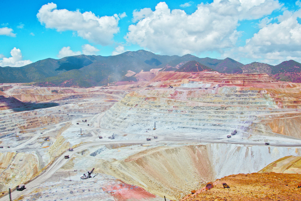 Se calcula que la producción actual de cobre de Grupo México supera el millón de toneladas anuales y tiene la meta de incrementarla a 1.6 millones en los próximos diez años.