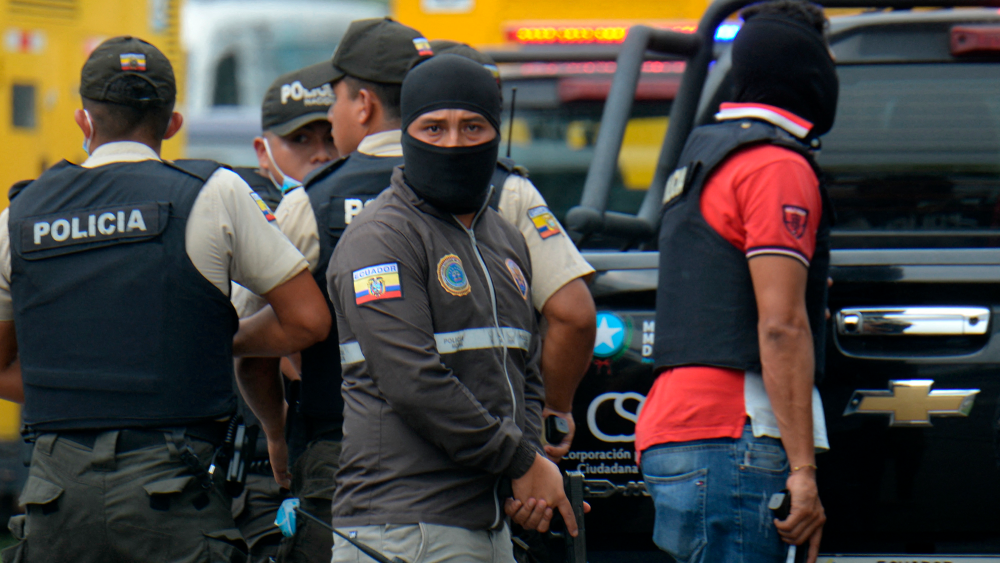 Elementos de seguridad de Ecuador acudieron a las afueras del canal de Televisión TC en Guayaquil, luego de que hombres encapuchados y armados entraron a las instalaciones. Foto: AFP