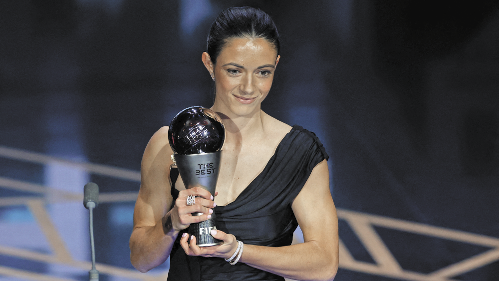 La futbolista española Aitana Bonmatí, de 25 años, superó en la elección final con 52 votos a la colombiana Linda Caicedo con 40 y a su compatriota, la también española Jennifer Hermoso, con 36. Foto: Reuters