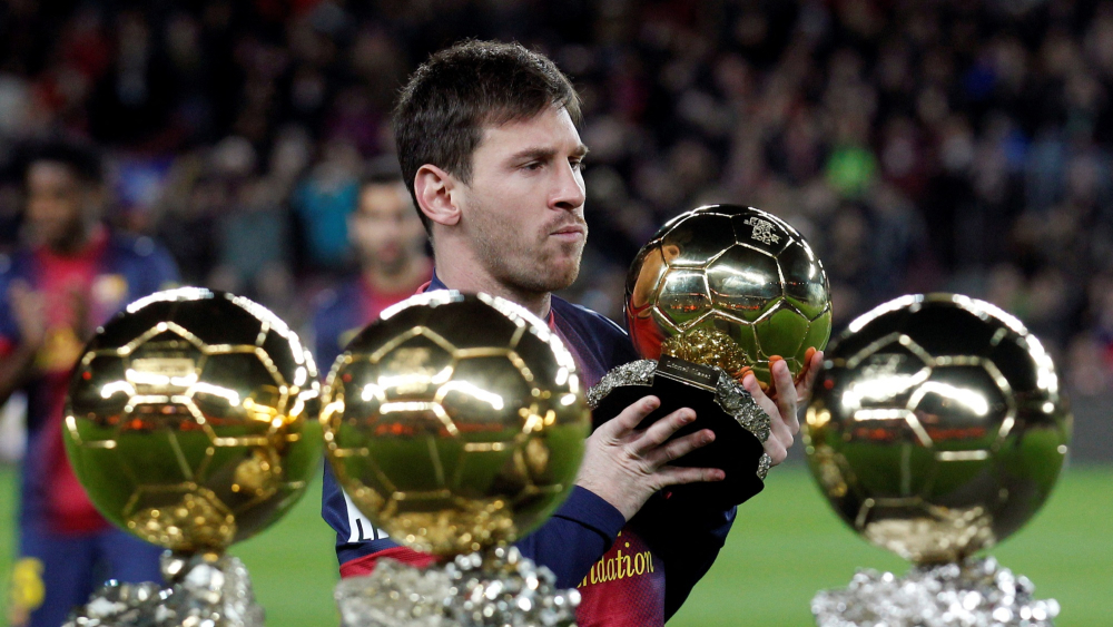 El jugador de fútbol del Barcelona, Lionel Messi, posa con sus cuatro trofeos del Balón de Oro antes de su partido de la Copa del Rey española contra el Málaga en el Estadio Nou Camp en Barcelona el 16 de enero de 2013. Foto: Reuters