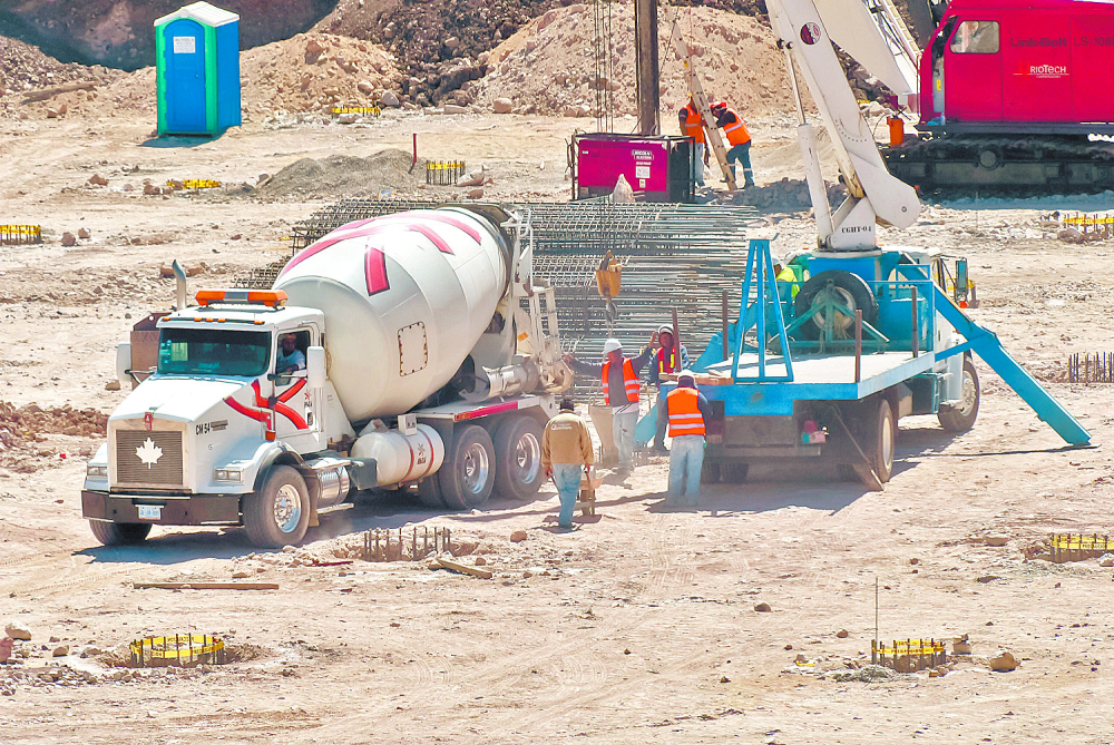 ASPECTOS DE LA CONSTRUCCION DE LA PLAZA COMERCIAL LA VICTORIA EN QUERETARO.