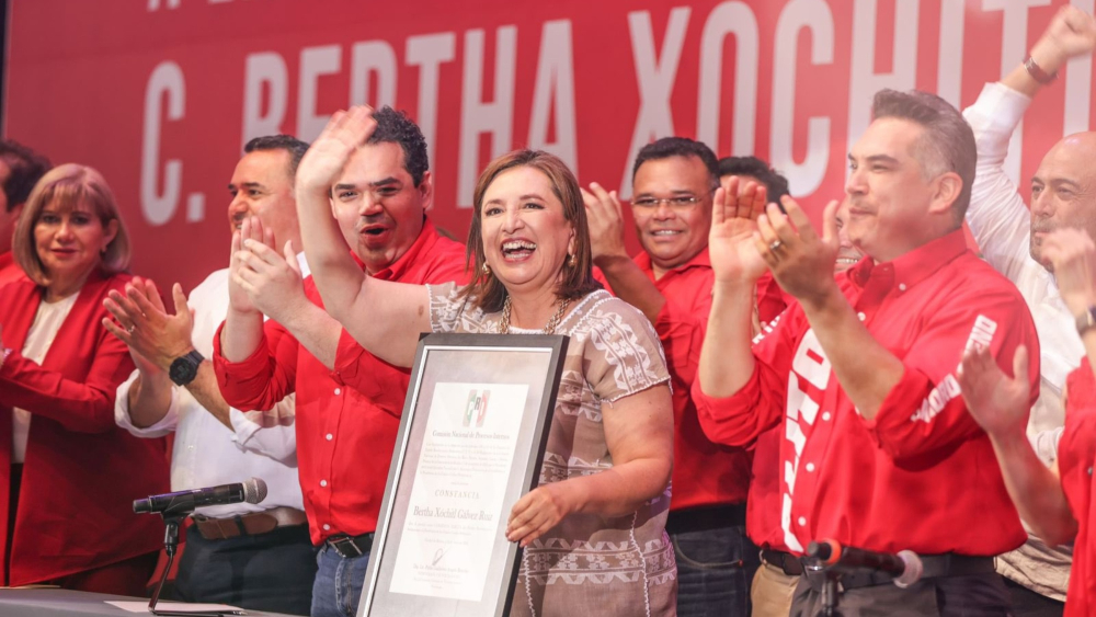 Xóchitl Gálvez al recibir la constancia que la acredita como candidata del PRI. Foto EE: Cortesía.