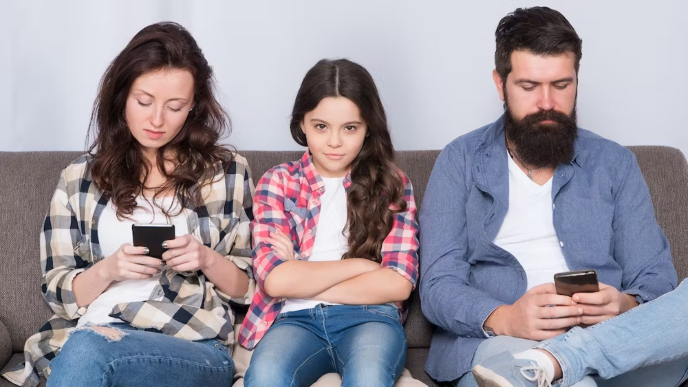 El phubbing parental consiste en estar distraído o distraída con el móvil y no prestar atención a un hijo o hija durante una interacción. Foto: Shutterstock.