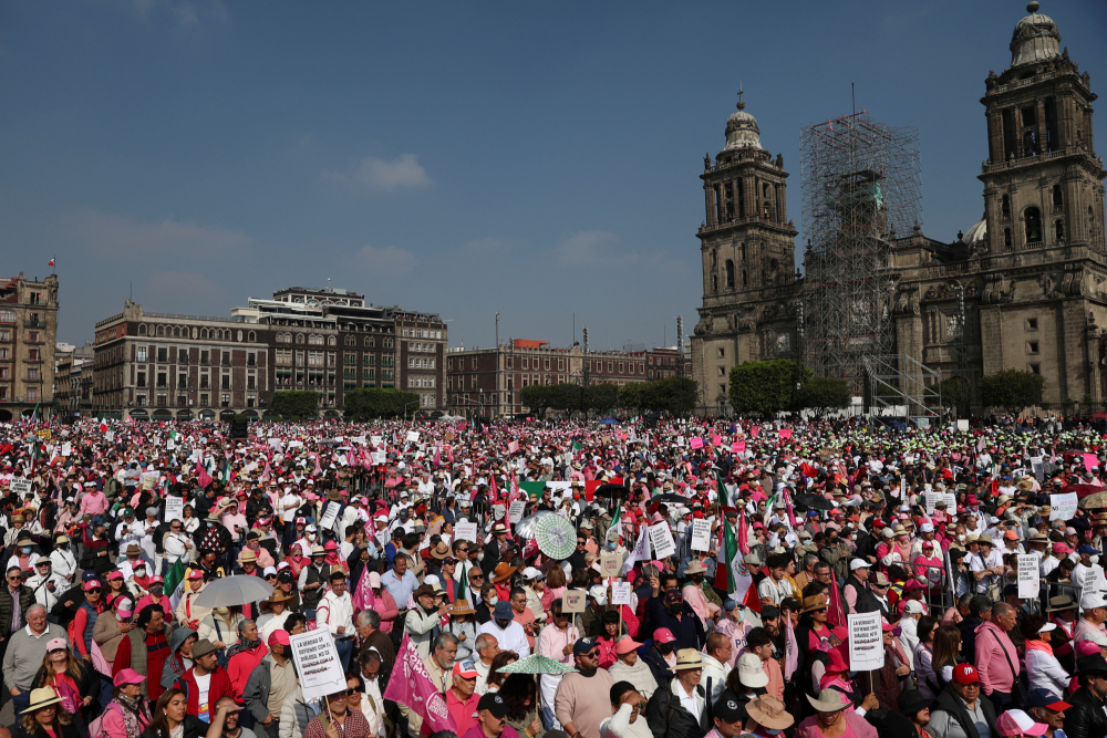 El domingo 18 de febrero, miles de ciudadanos se congregaron en el Zócalo de la Ciudad e México para acudir a la Marcha por Nuestra Democracia. Foto: Reuters