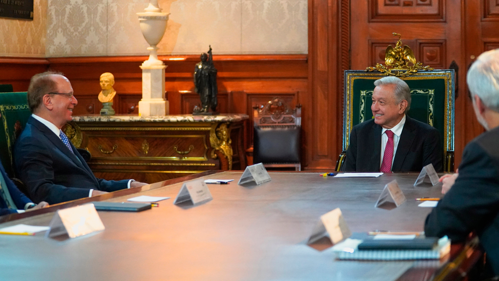 Larry Fink, presidente y director de BlackRock visitó al presidente Andrés Manuel López Obrador en Palacio Nacional. Foto EE: Cortesía X / @lopezobrador_