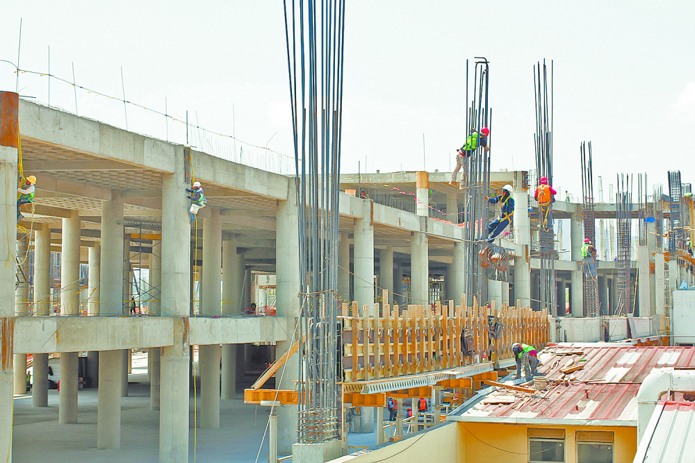 ASPECTOS DE CONSTRUCCION DE LATITUD LA VICTORIA, COMPLEJO CON CENTRO COMERCIAL, DEPARTAMENTOS Y OFICINAS.